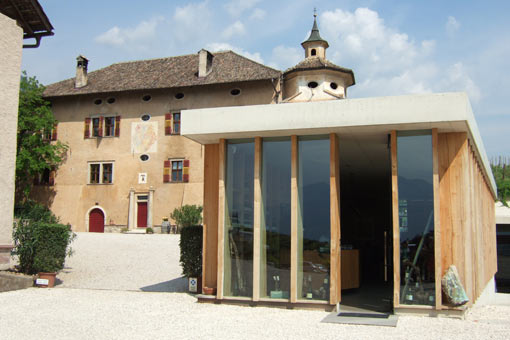 Verkaufsraum des Weingut Manincor, Kaltern: Walter Angonese mit Rainer Köberl, Silvia Boday, 2004