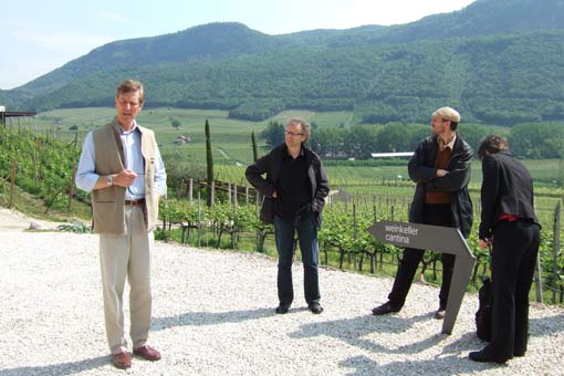 Graf Michael Goëss-Enzenberg, Walter Niedermayr, Manfred Alois Mayr vor dem Weingut Manincor