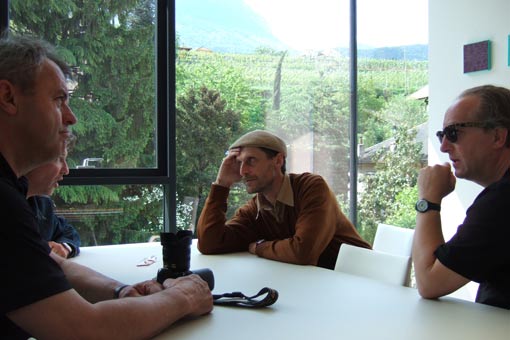 vorne: Reiseteilnehmer Siegfried Peichler, Rudolf Burger; mitte: Manfred Alois Mayr; im Obergeschoss des Weincenter Kaltern