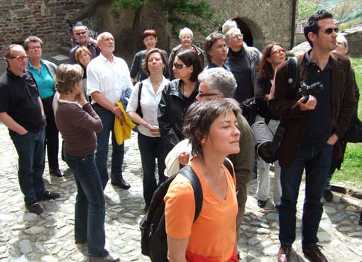 sonntags-TeilnehmerInnen im Landesmuseum Schloss Tirol: mitte: Karin Raith, re.: Driss Barile