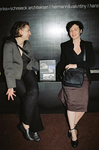 Monika Platzer und Gabriele Kaiser, Kuratorinnen der Ausstellung "a_schau. Österreichische Architektur im 20. und 21. Jahrhundert"