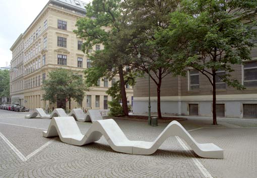 Die fertigen Betonmöbel im "Pausenhof" - Fußgängerzone Hegelgasse