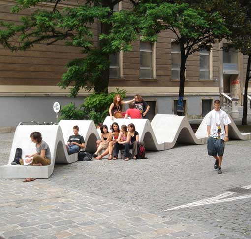 Die fertigen Betonmöbel im "Pausenhof" - Fußgängerzone Hegelgasse