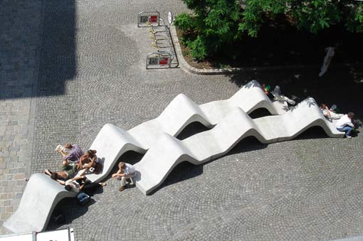 Die fertigen Betonmöbel im "Pausenhof" - Fußgängerzone Hegelgasse