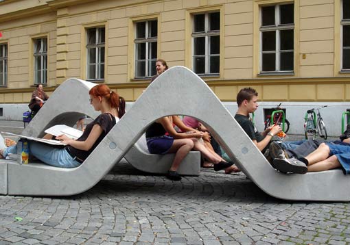 Die fertigen Betonmöbel im "Pausenhof" - Fußgängerzone Hegelgasse
