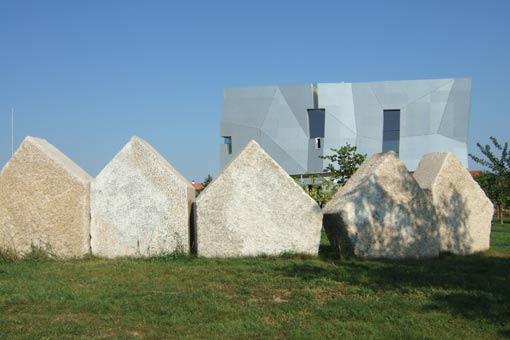 Skulptur "Kellergasse", 2006 von Franz Xaver Ölzant vor dem Loisium