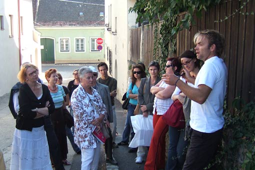 Robert Kutscha (ko a la) erklärt das Konzept der "Gedankenwelle" im Wein-Kunst-Garten, 2006
