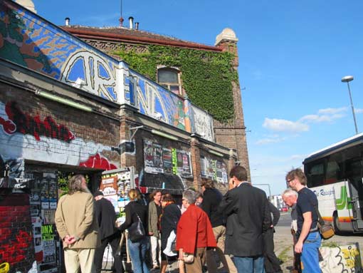 sonntags 179 TeilnehmerInnen vor der Arena