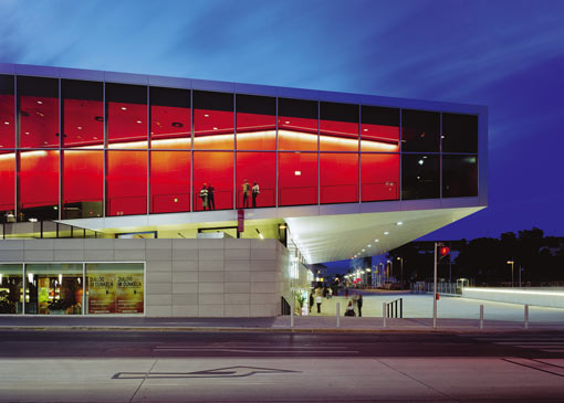 Wiener Stadthalle - Neubau Halle F, Wien. Bauherr: Wr. Stadthalle Betriebs- u. VeranstaltungsgesmbH. Architekten: Dietrich/Untertrifaller Architekten