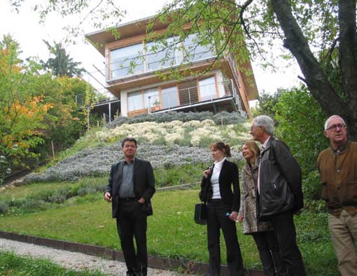 Herbert Binder, Birgit Gartner, Marion Kuzmany vor dem Haus "Raum mit Aussicht"