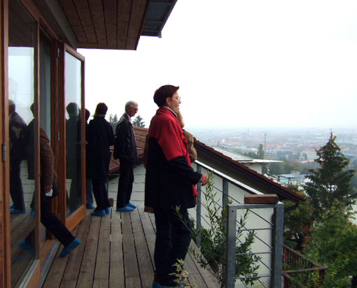 Barbara Achleitner genießt auf dem Südbalkon des "Raum mit Aussicht" die Aussicht