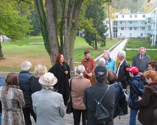 Laura Spinadel / BUSarchitektur erklärt der sonntags-Gruppe die Wohnhausanlage  "Hoffmann geht spazieren"