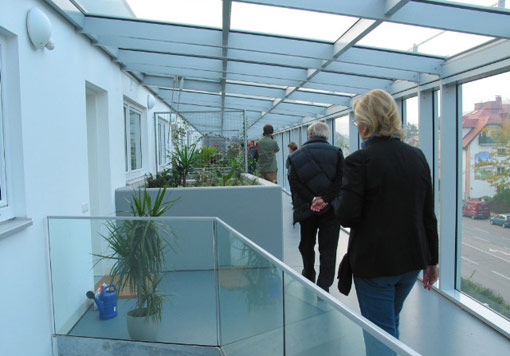 Laubengang des Kopfbauteils (Querriegel) der Wohnhausanlage "Hoffmann geht spazieren"