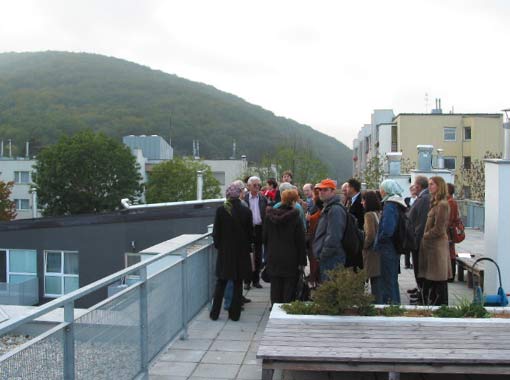 Dachterrasse des Kopfbauteils (Querriegel) der Wohnhausanlage "Hoffmann geht spazieren"