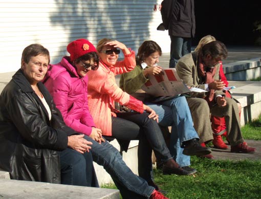 sonntags 181 Gruppe vor dem Österreichischen Pavillon; v.l.n.r.: Margarete Reininger, Katharina Grabner, Marion Kuzmany, Rosamaria Plattner