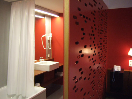 Room with sliding door at Hotel 2
