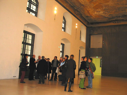 sonntags-TeilnehmerInnen im Veranstaltungssaal der Galerie der Forschung
