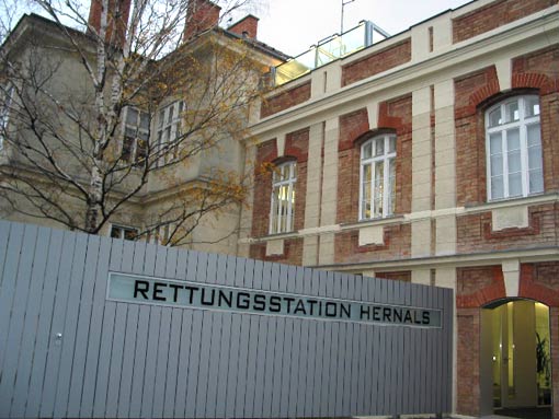 Eingang zur Rettungsstation Hernals / Geiswinkler&Geiswinkler, 2006