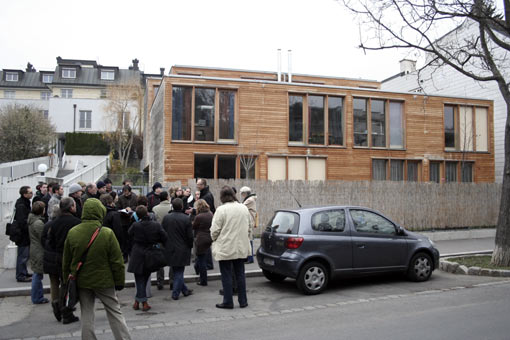 sonntags-TeilnehmerInnen vor dem Haus Sigmund von Hubert Rieß, 2006