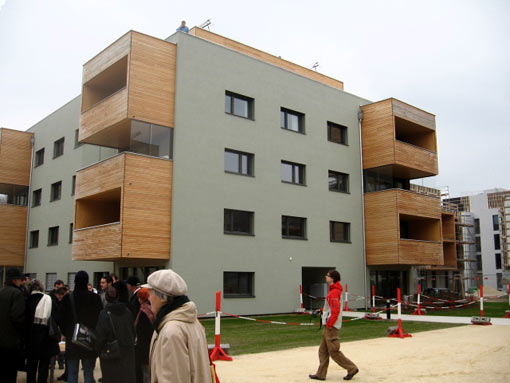 sonntags-TeilnehmerInnen in der Wohnhausanlage "Mühlweg" vor dem Bauteil C von Dietrich/Untertrifaller Architekten, 2006