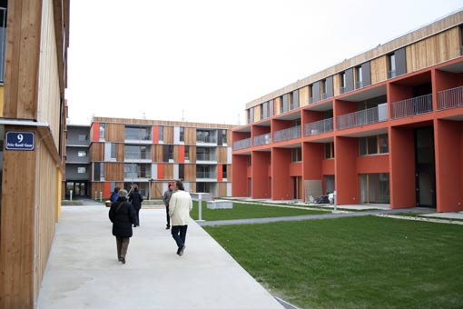sonntags-TeilnehmerInnen in der Wohnhausanlage "Mühlweg" vor dem Bauteil A von Hermann Kaufmann, 2006