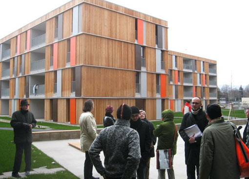 sonntags-TeilnehmerInnen in der Wohnhausanlage "Mühlweg" vor dem Bauteil A von Hermann Kaufmann, 2006
