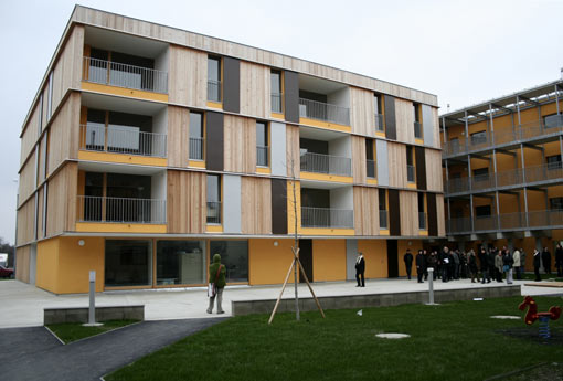 sonntags-TeilnehmerInnen in der Wohnhausanlage "Mühlweg" vor dem Bauteil A von Hermann Kaufmann, 2006