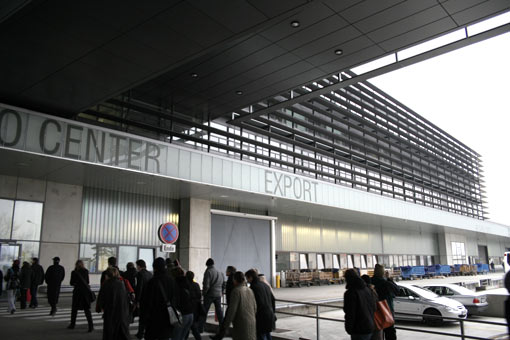 sonntags-TeilnehmerInnen vor dem Air Cargo Center von Andreas Treusch, 2006