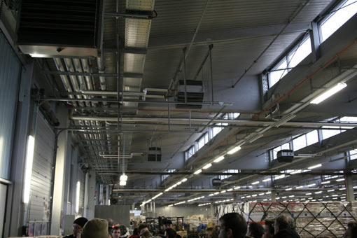 sonntags-TeilnehmerInnen in der Frachthalle des Air Cargo Center von Andreas Treusch, 2006