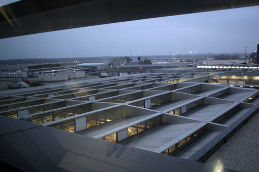 Blick aus dem Bürogeschoss auf das Sheddach der Servicehalle des Handling Center West von Andreas Treusch, 2006