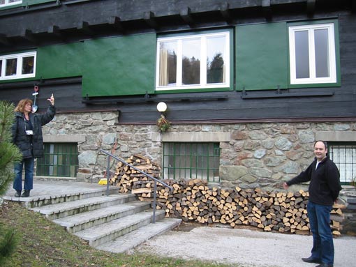 Teilnehmer der sonntags-Exkursion vor dem Alpenhof Kreuzberg