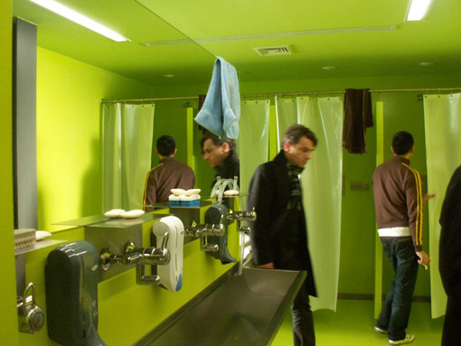 Erik Testor, sonntags-Teilnehmer begutachtet die Sanitären Einrichtungen in der Betriebswerkstätte Ansfelden: caramel architekten, 2006