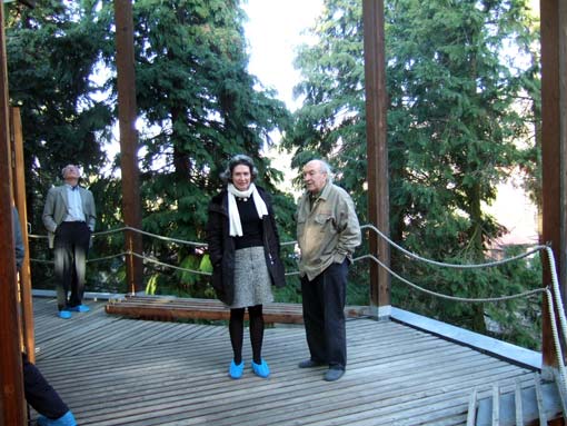 Der Architekt Anton Schweighofer auf der Terrasse des Wohn- und Atelierhauses, St. Andrä-Wördern, 1993