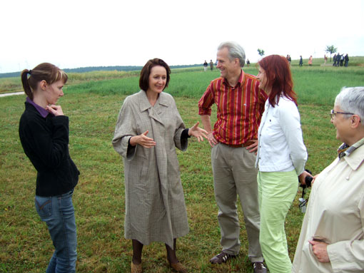 Birgit Gartner (Az W), Katharina Blaas (NÖ Landesregierung / Kultur). Architekt Konrad Soindler und Evelyn Spindler (Az W)