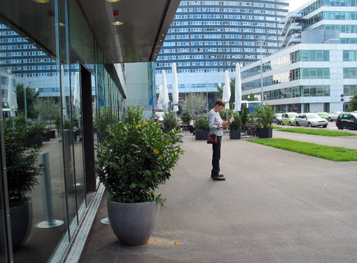 Barbara Achleitner vor dem Hotel roomz (archisphere, 2007), im  Hintergrund: "Schild" des Gasometrs B