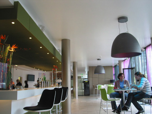 Restaurant- u. Barbereich im Hotel roomz