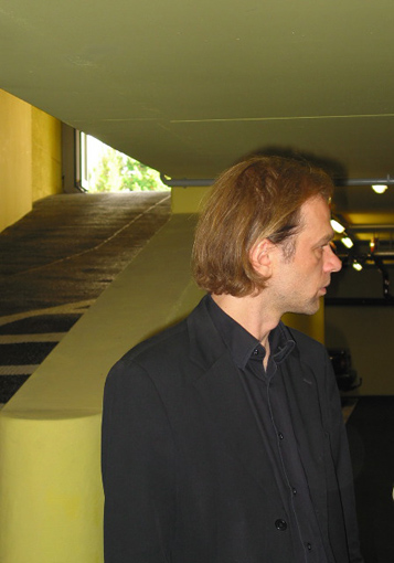 Christoph Lammerhuber im Stiegenhaus des Wohnbaus obdo