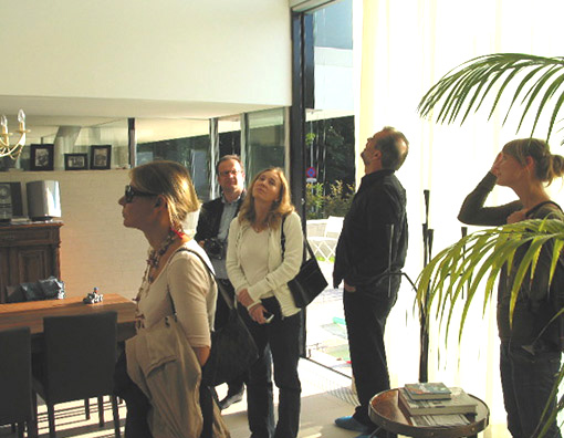 links: Marion Kuzmany (Az W), rechts: Finja Hansen (archisphere) im Wohnraum der Villa Klosterneuburg