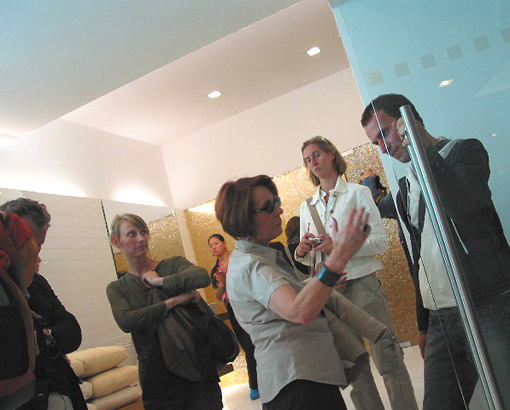 links: Finja Hansen, rechts: Andreas Schmitzer (beide: project A.01 architects) im Fitnessraum der Villa Klosterneuburg