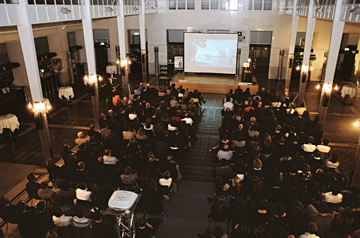 Blick auf den großen Kassensaal in der Postsparkasse