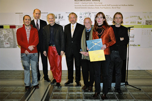 fasch&fuchs (Hemma Fasch, Jakob Fuchs und Mitarbeiter) nehmen die Würdigung entgegen
