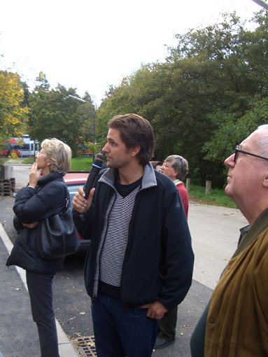 Patrick Fessler (Atelier Krischanitz) erörtert das Konzept der Mustersiedlung