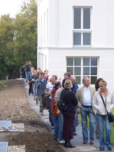 Exkursionsteilnehmer erkunden die Mustersiedlung
