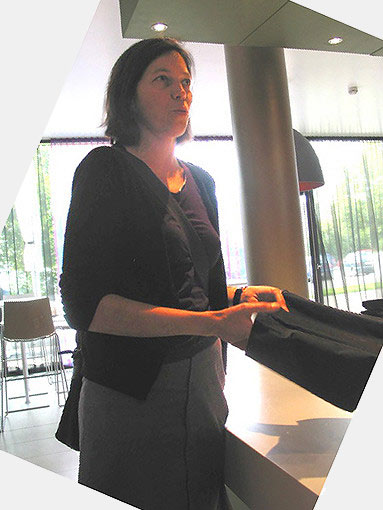 Architektin Christine Schwaiger (archisphere) erklärt das Innenraumkonzept des Hotel roomz