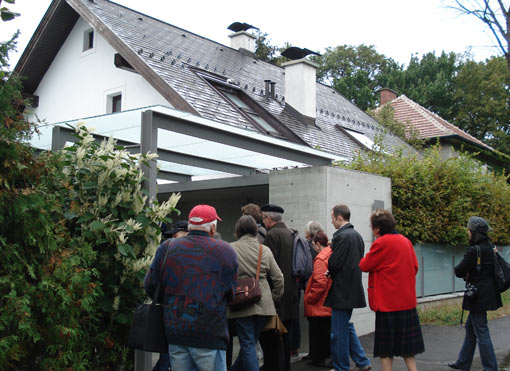 Vorhof Haus List, Klosterneuburg / Karl Langer, 2007 – Straßenseite