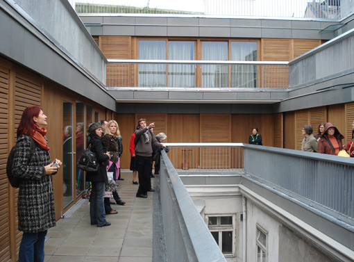 Buddhistisches Wohnheim Mandalahof / Adolf Krischanitz, 2008 – Projektleiter Felix Siegrist erklärt