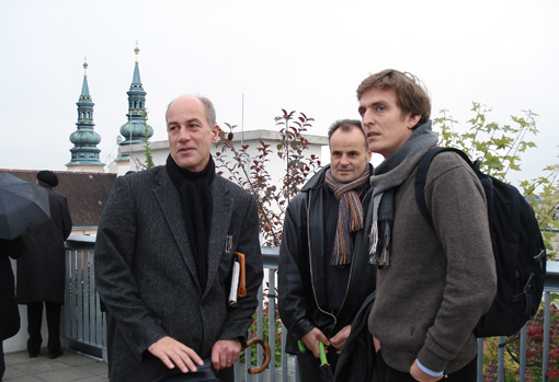 Buddhistisches Wohnheim Mandalahof / Adolf Krischanitz, 2008 – l: Karl Langer, r: Felix Siegrist