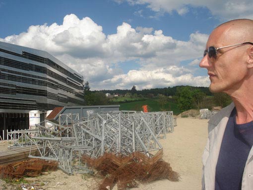 Günter Katherl (Caramel Architekten) vor dem Science Park, Kepler Universität (Caramel Architekten)