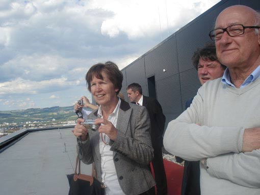 li: Elisabeth Enzmann, re: Georg Irlacher auf dem Hochhaus Energie AG, Power Tower (Weber+Hofer AG. Wolfgang Kaufmann)