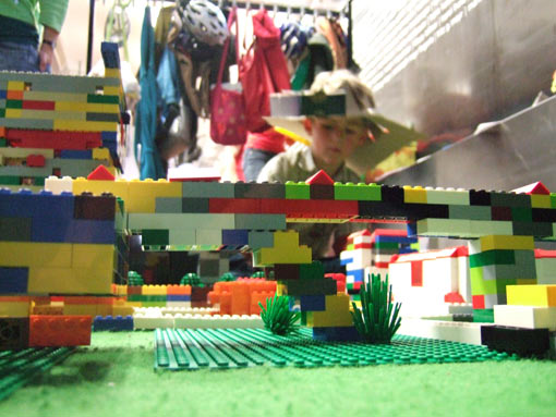Eindrücke vom Kinderworkshop "Hatwalk on the Catwalk" der am 1. Mai 2009 im Architekturzentrum Wien stattgefunden hat.